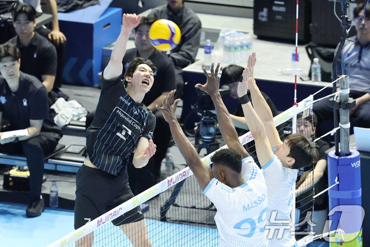 (인천=뉴스1) 이광호 기자 = 2일 오후 인천 계양체육관에서 열린 프로배구 2025-2026 V리그 남자부 챔피언 결정전 1차전 대한항공과 현대캐피탈의 경기, 현대캐피탈 허수봉이 …