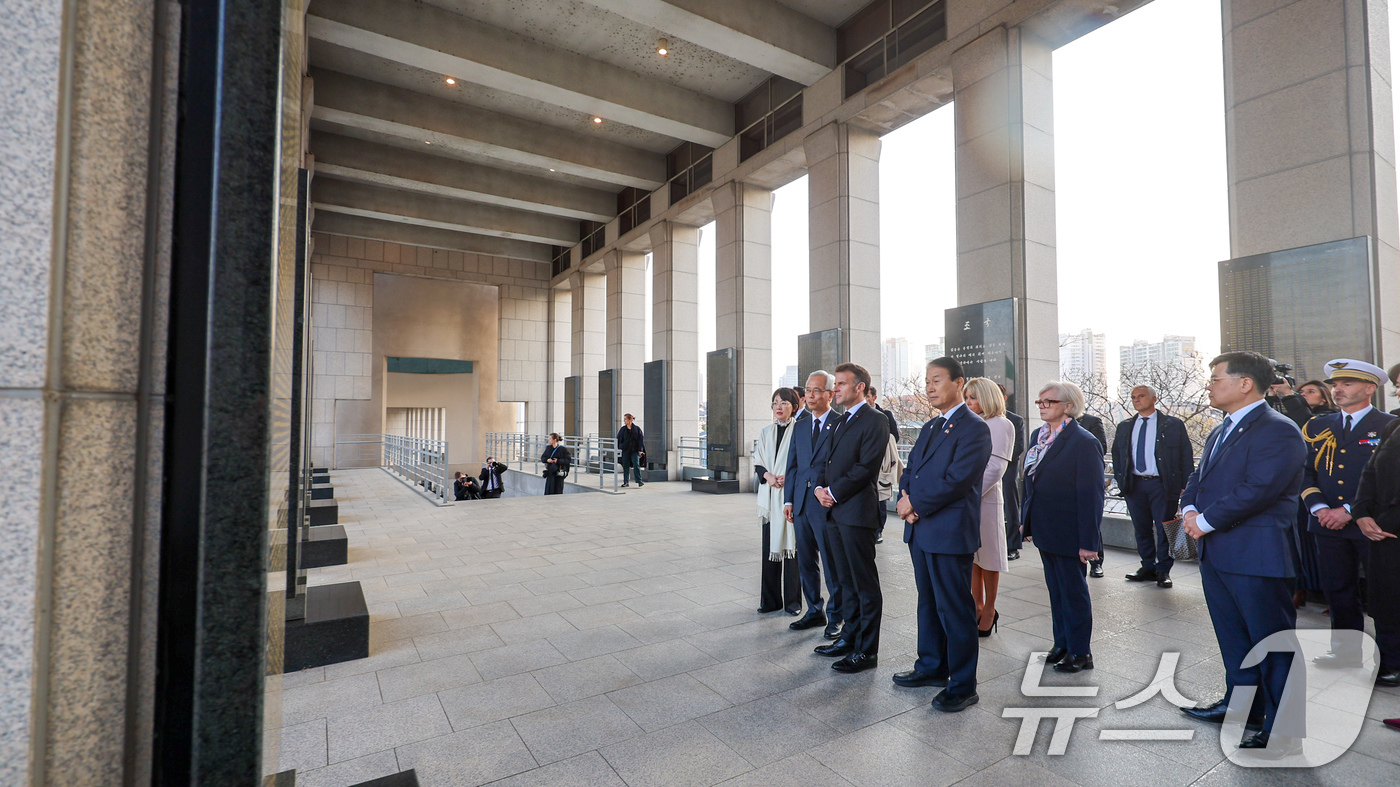 (서울=뉴스1) = 에마뉘엘 마크롱 프랑스 대통령과 브리지트 마크롱 여사가 2일 오후 서울 용산구 전쟁기념관을 방문, 권오을 국가보훈부 장관과 함께 국군 전사자 명비를 둘러보고 있 …