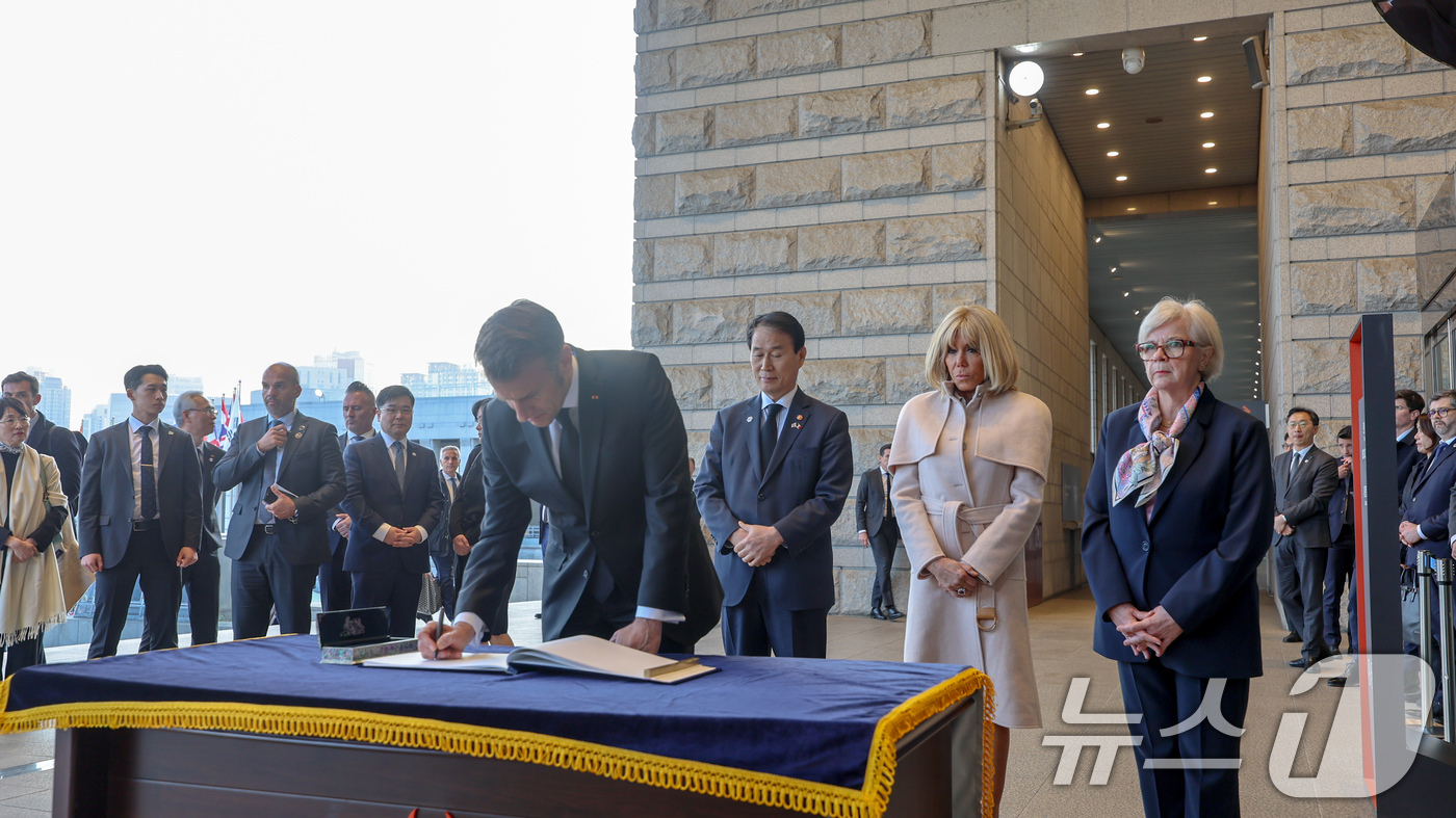 (서울=뉴스1) = 에마뉘엘 마크롱 프랑스 대통령이 2일 오후 서울 용산구 전쟁기념관을 방문해 방명록을 작성하고 있다. (국가보훈부 제공. 재판매 및 DB 금지) 2026.4.2/ …