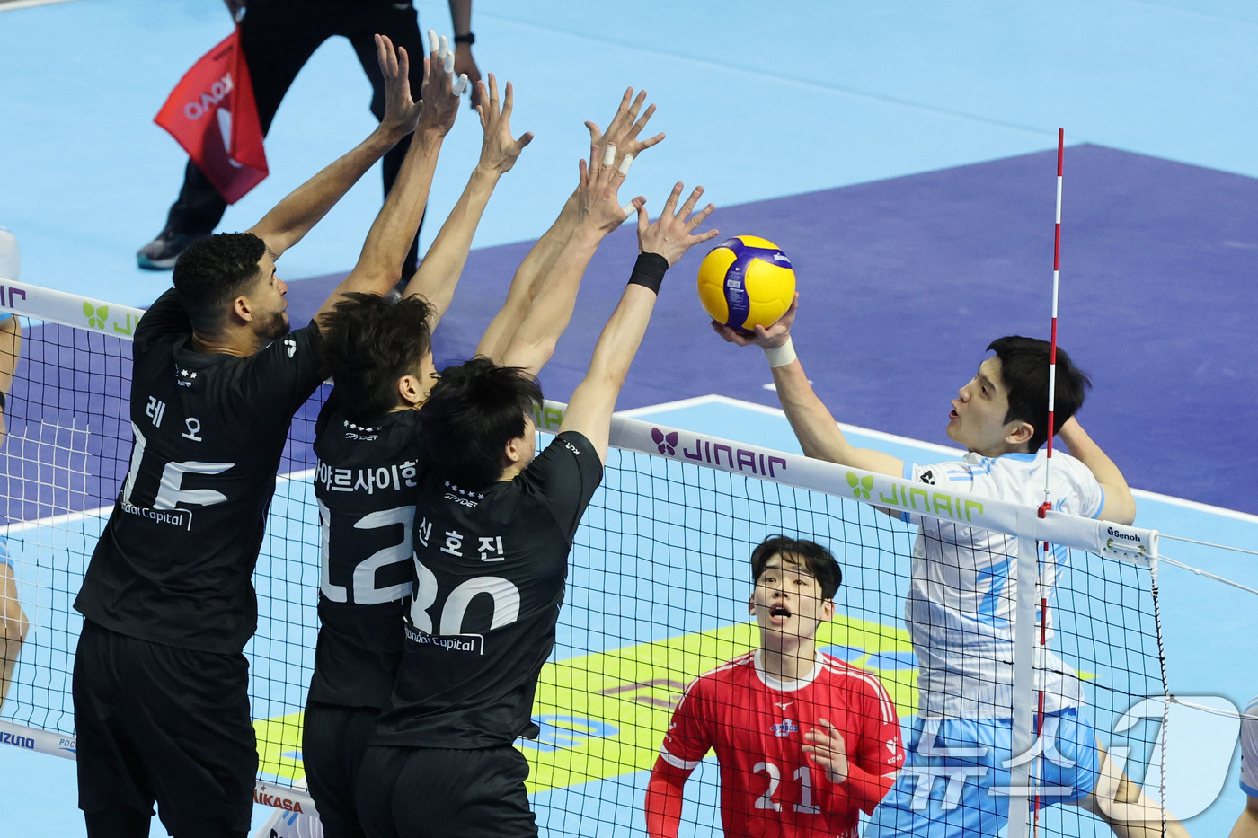 (인천=뉴스1) 이광호 기자 = 2일 오후 인천 계양체육관에서 열린 프로배구 2025-2026 V리그 남자부 챔피언 결정전 1차전 대한항공과 현대캐피탈의 경기, 대한항공 정지석이 …