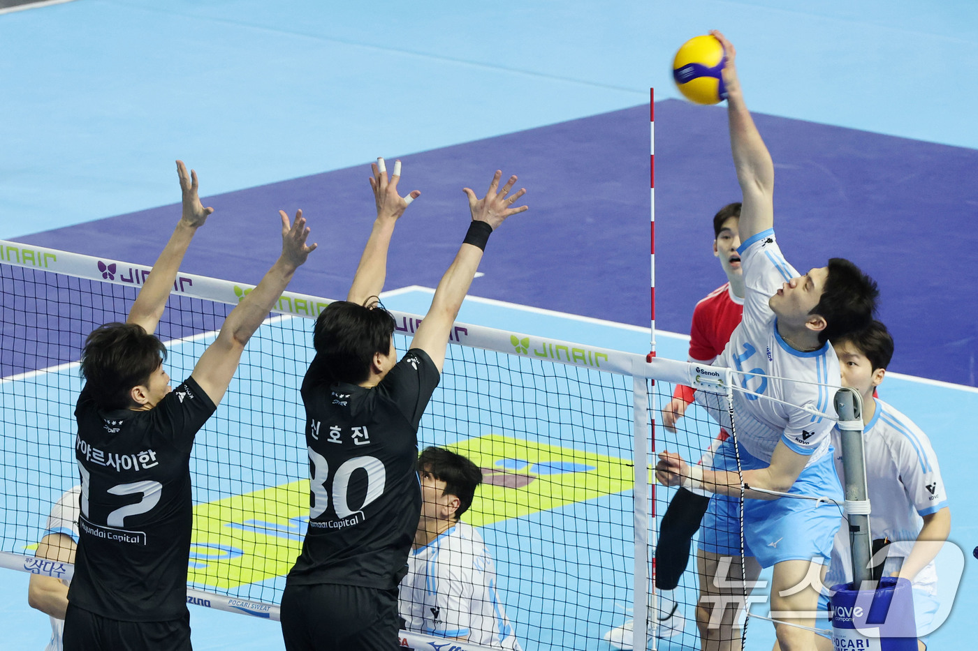 (인천=뉴스1) 이광호 기자 = 2일 오후 인천 계양체육관에서 열린 프로배구 2025-2026 V리그 남자부 챔피언 결정전 1차전 대한항공과 현대캐피탈의 경기, 대한항공 정지석이 …