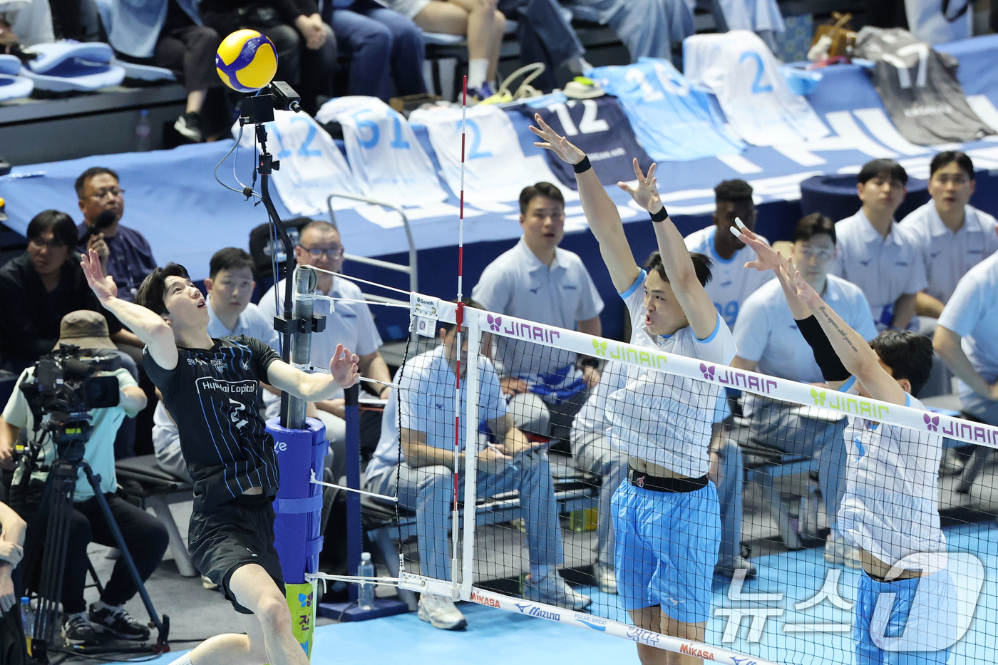 (인천=뉴스1) 이광호 기자 = 2일 오후 인천 계양체육관에서 열린 프로배구 2025-2026 V리그 남자부 챔피언 결정전 1차전 대한항공과 현대캐피탈의 경기, 현대캐피탈 허수봉이 …