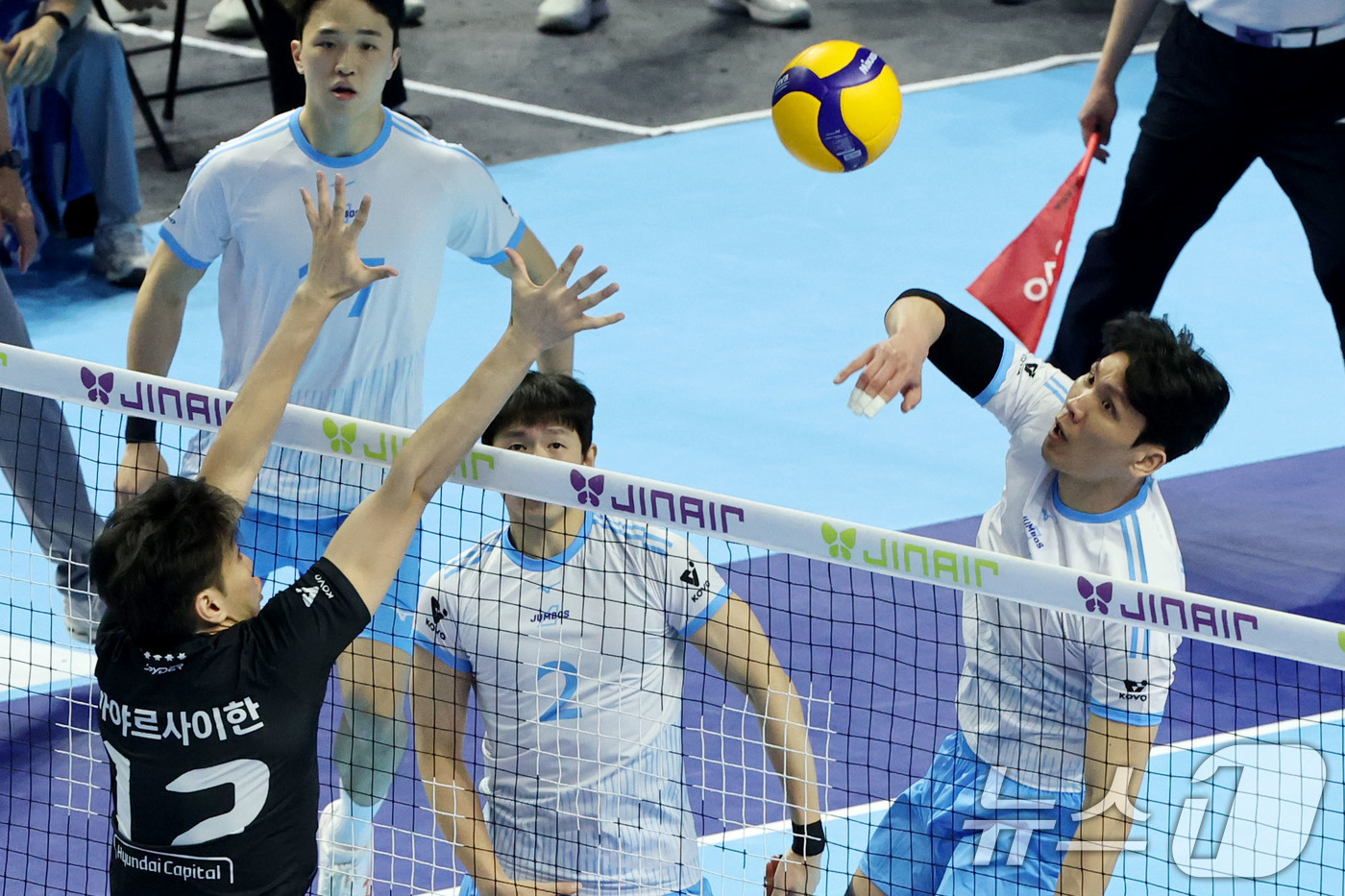 (인천=뉴스1) 이광호 기자 = 2일 오후 인천 계양체육관에서 열린 프로배구 2025-2026 V리그 남자부 챔피언 결정전 1차전 대한항공과 현대캐피탈의 경기, 대한항공 김규민이 …