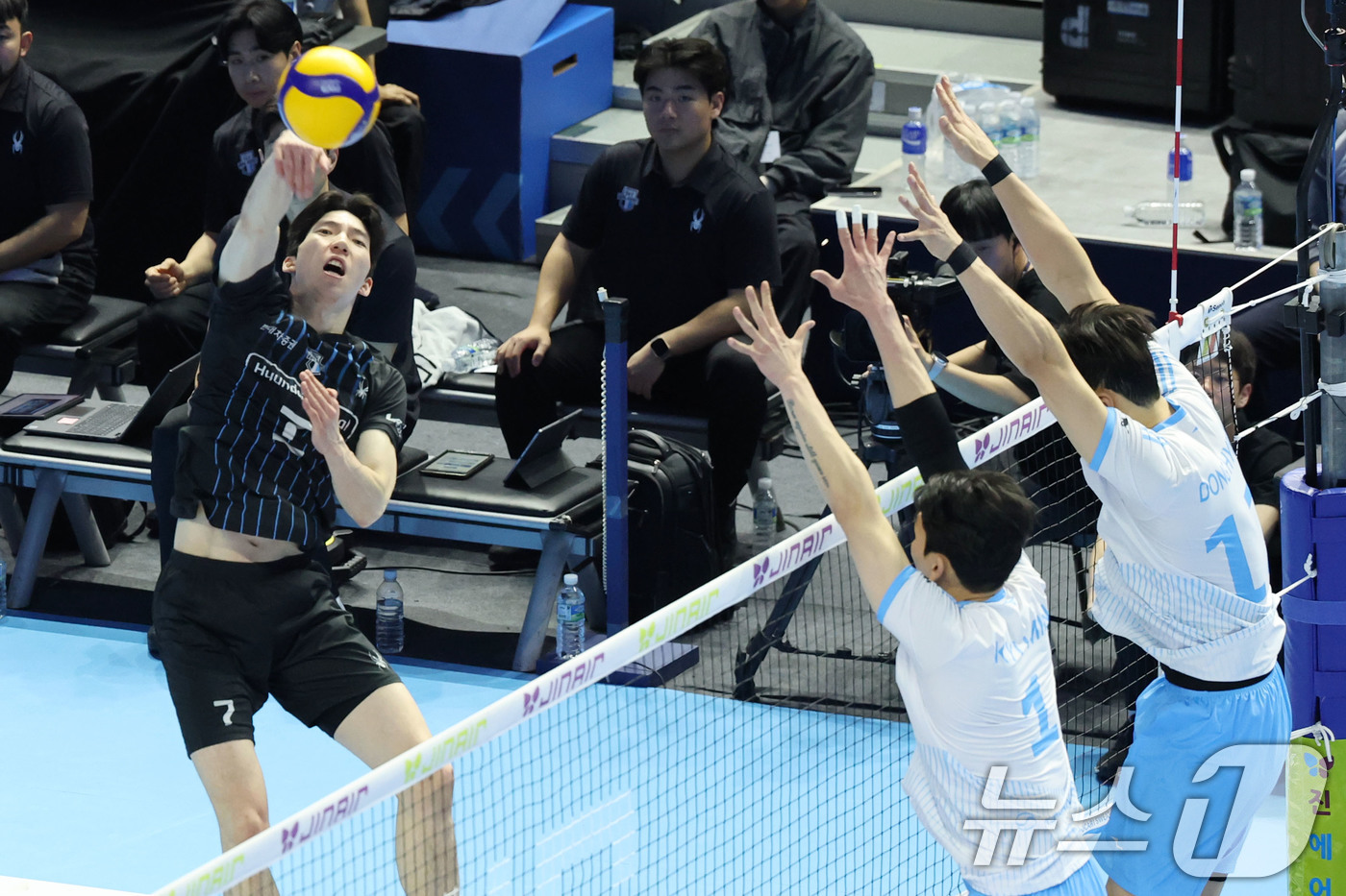 (인천=뉴스1) 이광호 기자 = 2일 오후 인천 계양체육관에서 열린 프로배구 2025-2026 V리그 남자부 챔피언 결정전 1차전 대한항공과 현대캐피탈의 경기, 현대캐피탈 허수봉이 …