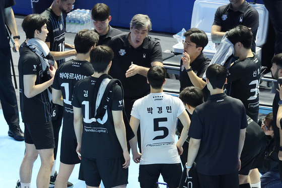 작전지시하는 블랑 감독