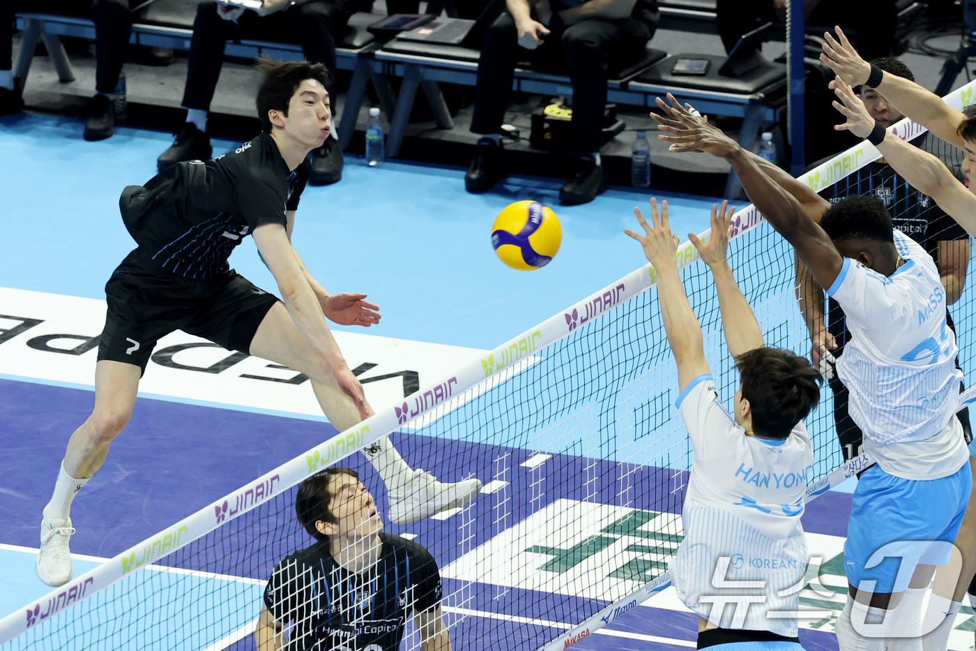 (인천=뉴스1) 이광호 기자 = 2일 오후 인천 계양체육관에서 열린 프로배구 2025-2026 V리그 남자부 챔피언 결정전 1차전 대한항공과 현대캐피탈의 경기, 현대캐피탈 허수봉이 …