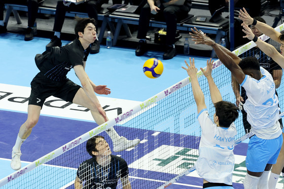 허수봉 '강력하게'