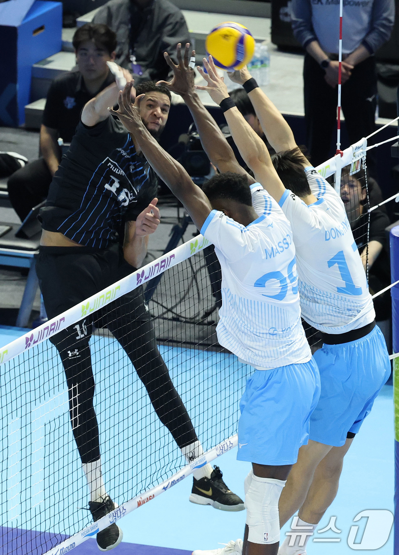 (인천=뉴스1) 이광호 기자 = 2일 오후 인천 계양체육관에서 열린 프로배구 2025-2026 V리그 남자부 챔피언 결정전 1차전 대한항공과 현대캐피탈의 경기, 현대캐피탈 레오가 …