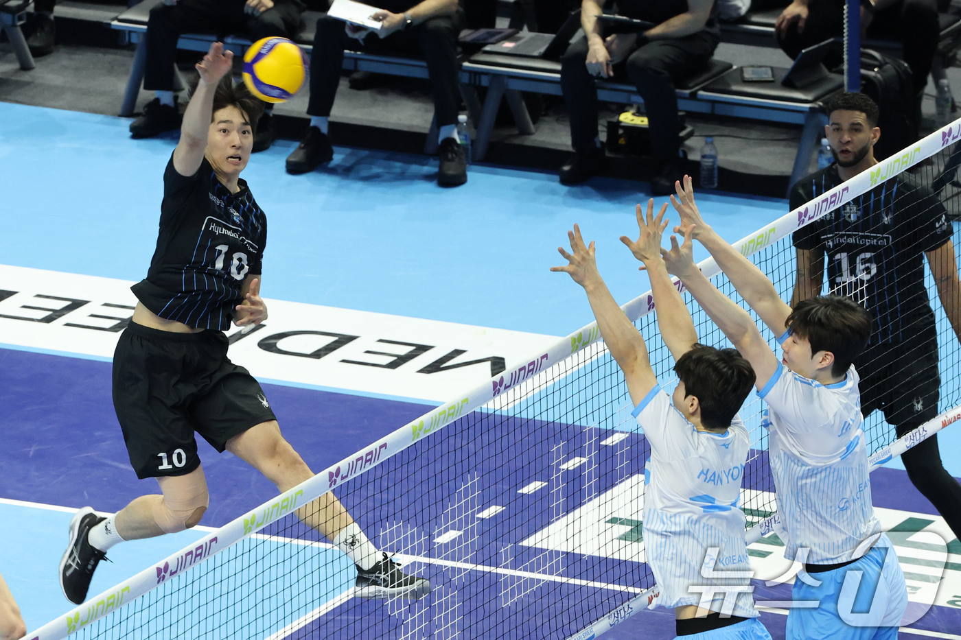 (인천=뉴스1) 이광호 기자 = 2일 오후 인천 계양체육관에서 열린 프로배구 2025-2026 V리그 남자부 챔피언 결정전 1차전 대한항공과 현대캐피탈의 경기, 현대캐피탈 김진영이 …