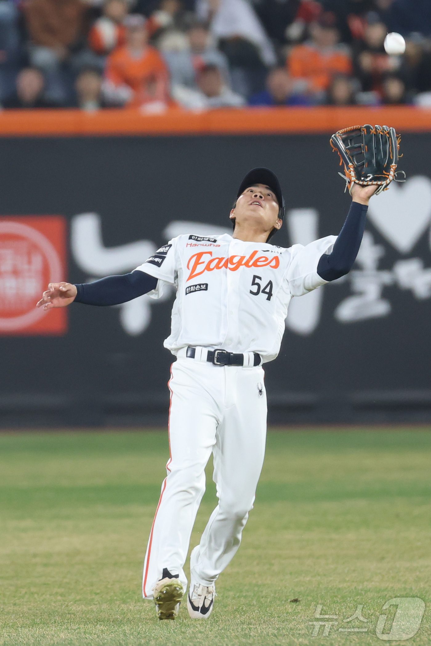 (대전=뉴스1) 김기남 기자 = 2일 대전 한화생명볼파크에서 열린 2026 신한 SOL KBO리그 KT 위즈와 한화 이글스의 경기 6회초 1사 2,3루 상황, 한화 중견수 오재원이 …