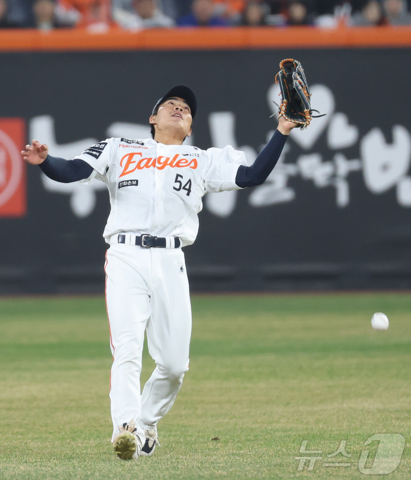(대전=뉴스1) 김기남 기자 = 2일 대전 한화생명볼파크에서 열린 2026 신한 SOL KBO리그 KT 위즈와 한화 이글스의 경기 6회초 1사 2,3루 상황, 한화 중견수 오재원이 …