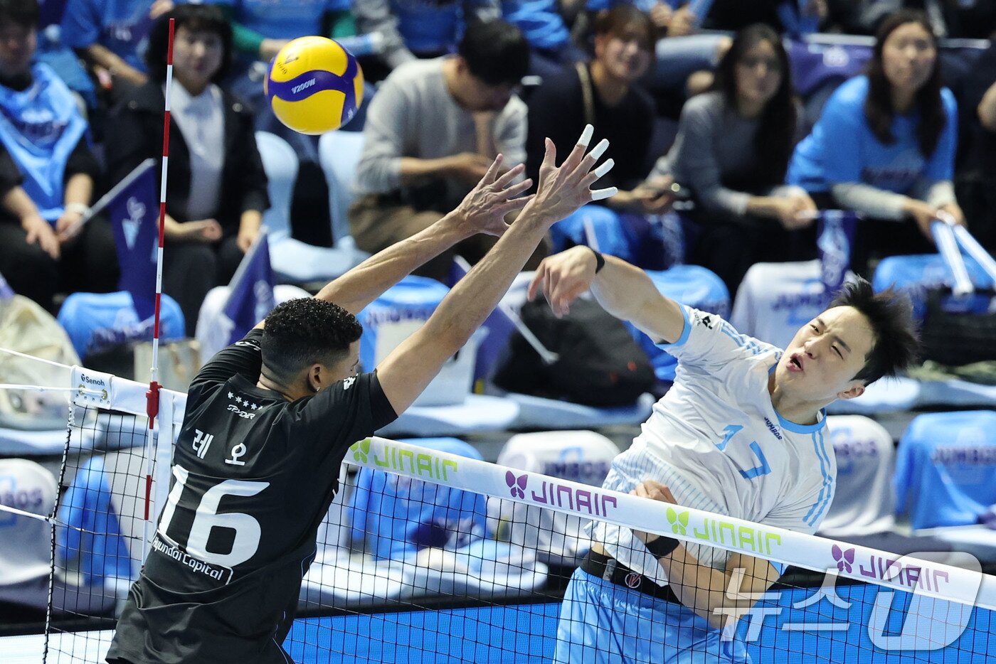 본문 이미지 - 2일 오후 인천 계양체육관에서 열린 프로배구 2025-2026 V리그 남자부 챔피언 결정전 1차전 대한항공과 현대캐피탈의 경기, 대한항공 임동혁이 스파이크 공격을 하고 있다. 2026.4.2 ⓒ 뉴스1 이광호 기자