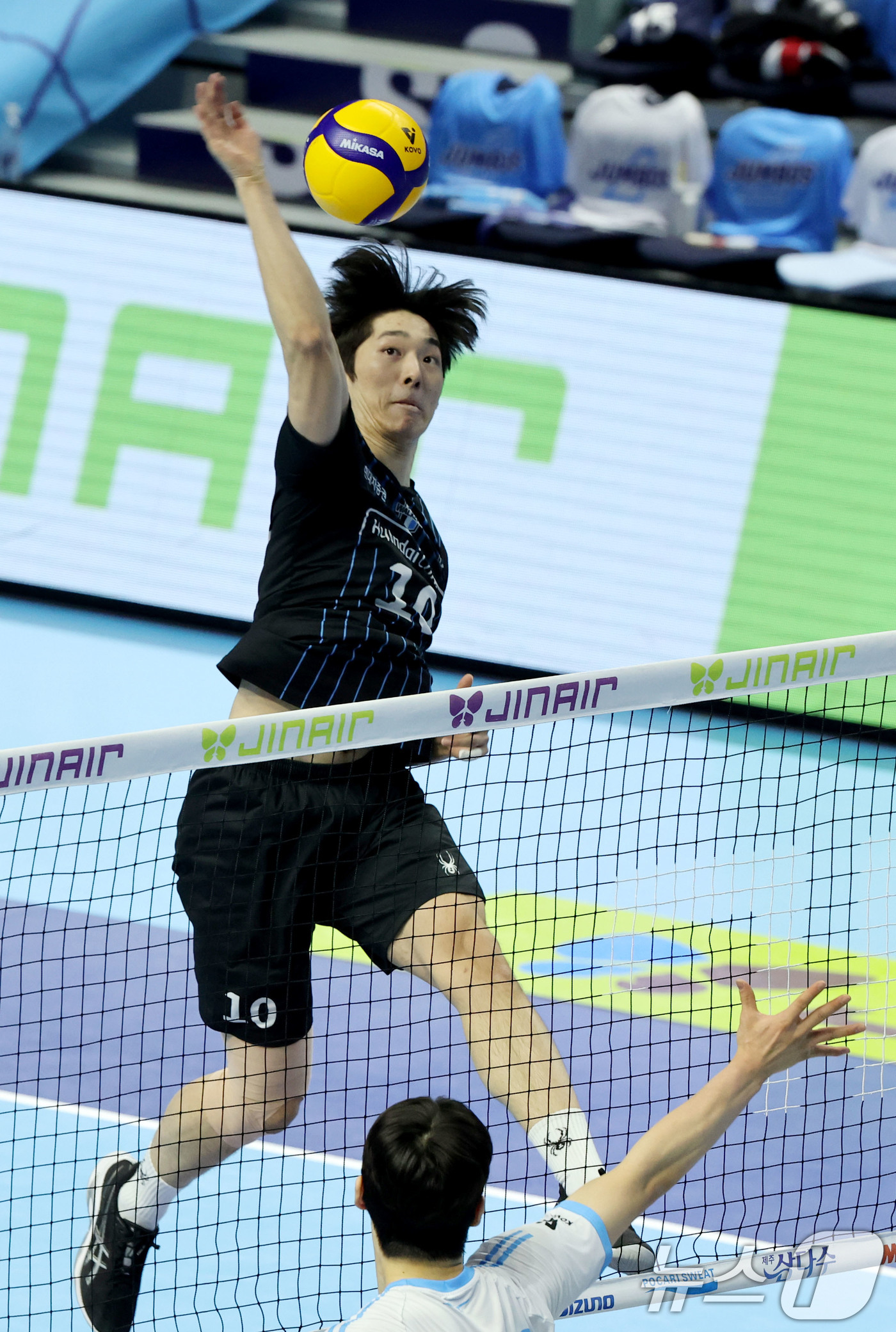 (인천=뉴스1) 이광호 기자 = 2일 오후 인천 계양체육관에서 열린 프로배구 2025-2026 V리그 남자부 챔피언 결정전 1차전 대한항공과 현대캐피탈의 경기, 현대캐피탈 김진영이 …