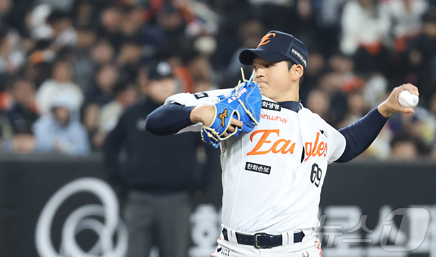 (대전=뉴스1) 김기남 기자 = 2일 대전 한화생명볼파크에서 열린 2026 신한 SOL KBO리그 KT 위즈와 한화 이글스의 경기에서 한화 강건우가 투구하고 있다. 2026.4.2 …