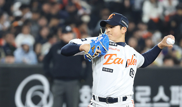투구하는 한화 강건우