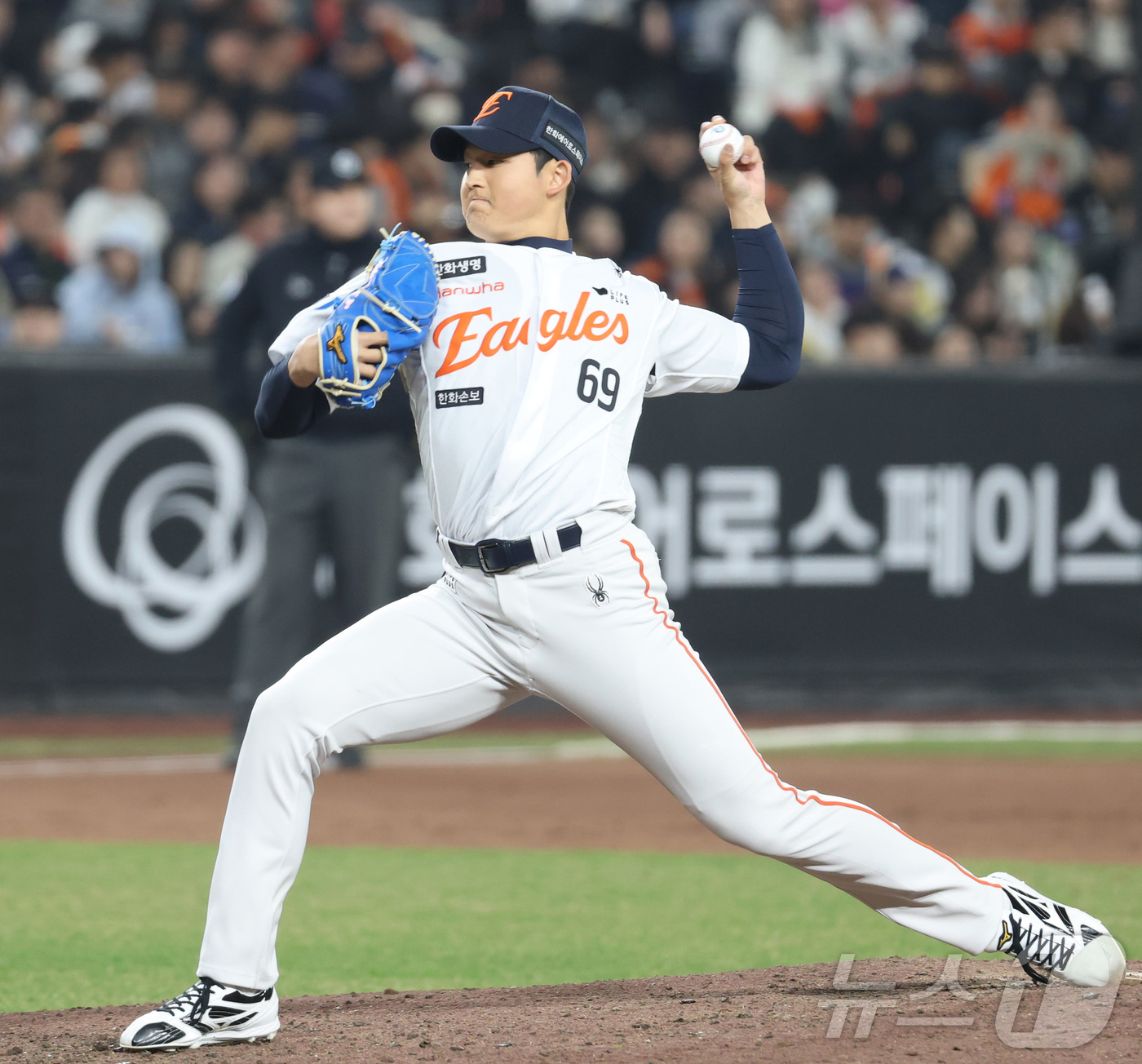 (대전=뉴스1) 김기남 기자 = 2일 대전 한화생명볼파크에서 열린 2026 신한 SOL KBO리그 KT 위즈와 한화 이글스의 경기에서 한화 강건우가 투구하고  있다. 2026.4. …