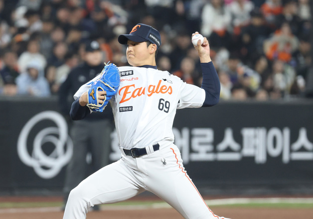 투구하는 한화 강건우