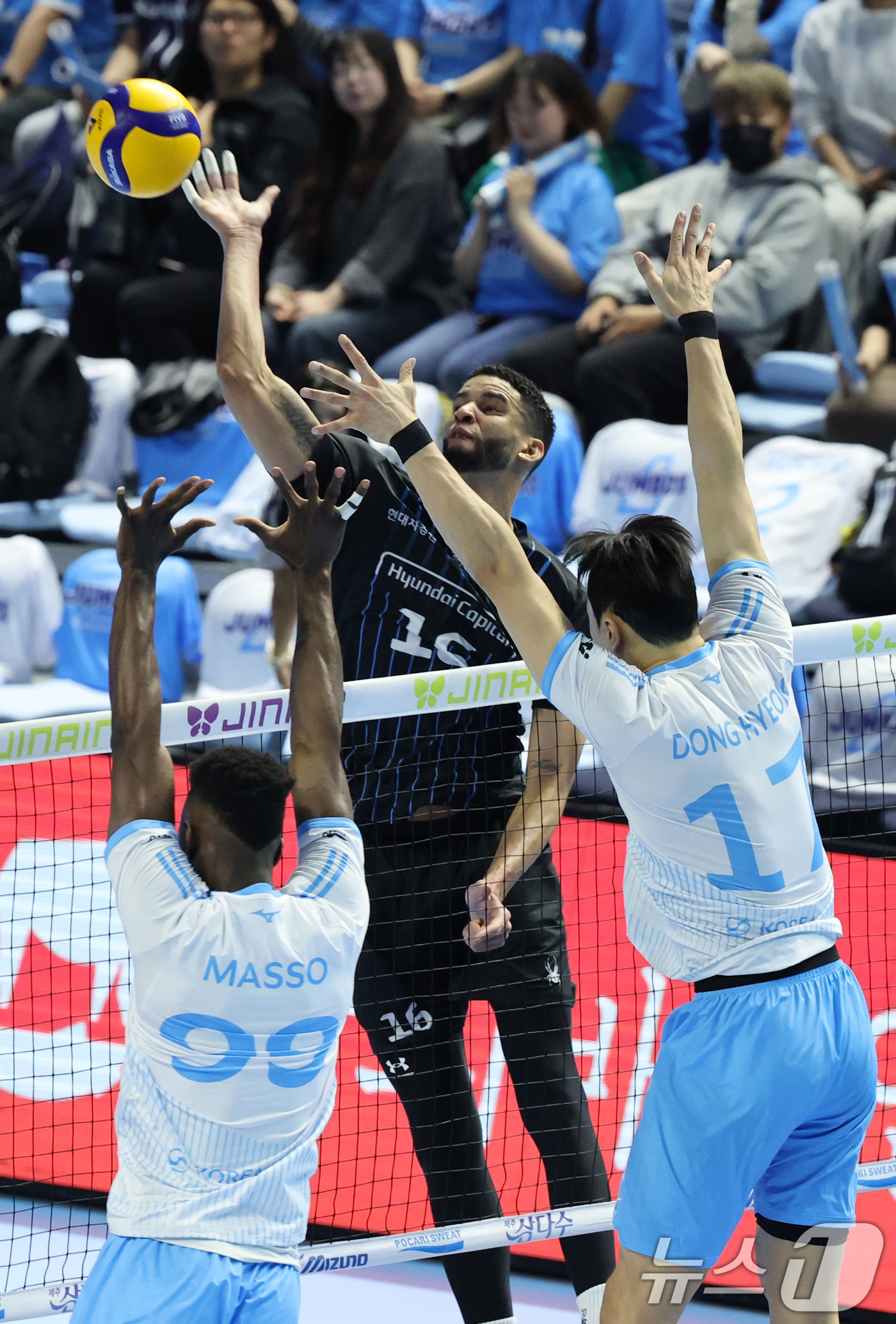 (인천=뉴스1) 이광호 기자 = 2일 오후 인천 계양체육관에서 열린 프로배구 2025-2026 V리그 남자부 챔피언 결정전 1차전 대한항공과 현대캐피탈의 경기, 현대캐피탈 레오가 …