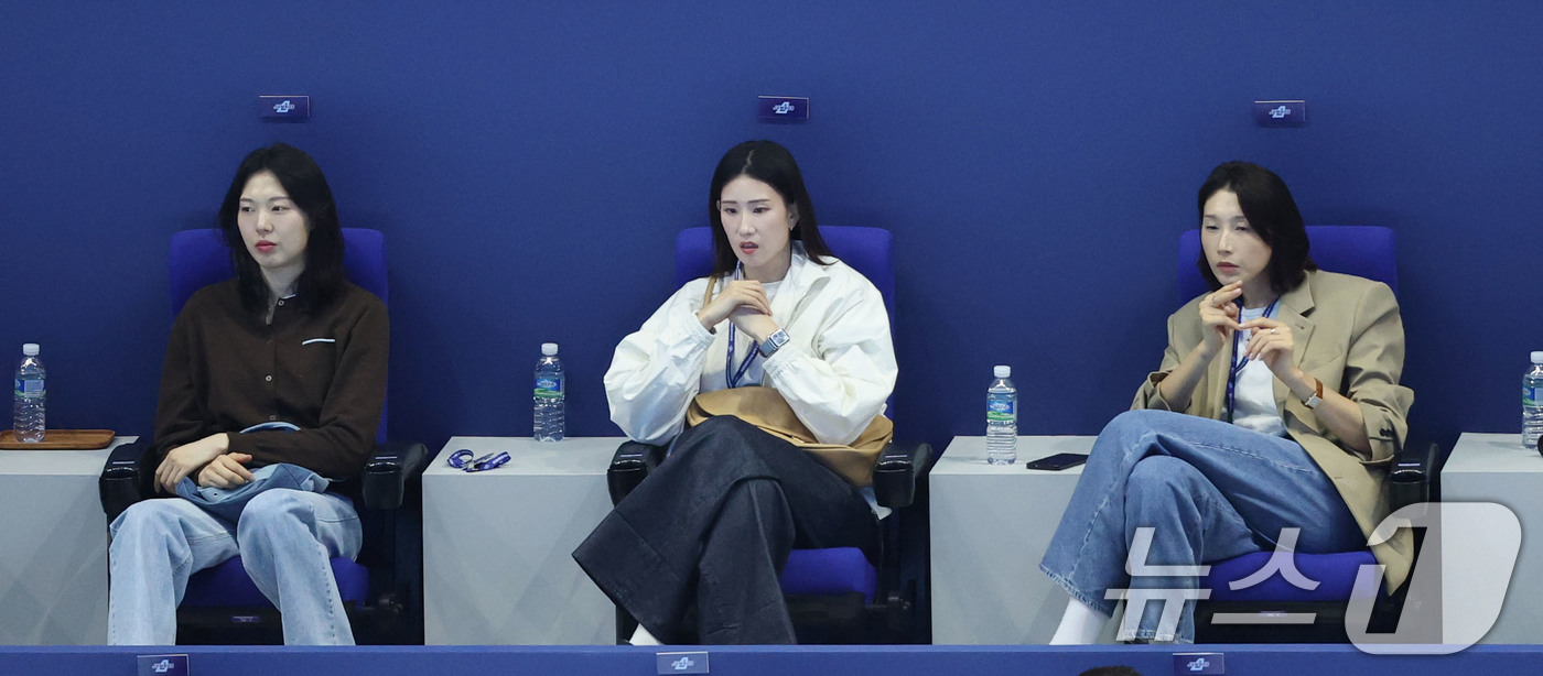 (인천=뉴스1) 이광호 기자 = 김연경(오른쪽부터), 김수지, 양효진이 2일 오후 인천 계양체육관에서 열린 프로배구 2025-2026 V리그 남자부 챔피언 결정전 1차전 대한항공과 …