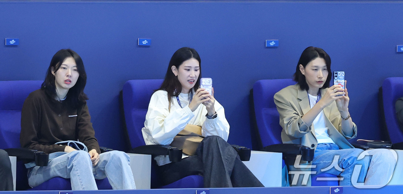 (인천=뉴스1) 이광호 기자 = 김연경(오른쪽부터), 김수지, 양효진이 2일 오후 인천 계양체육관에서 열린 프로배구 2025-2026 V리그 남자부 챔피언 결정전 1차전 대한항공과 …