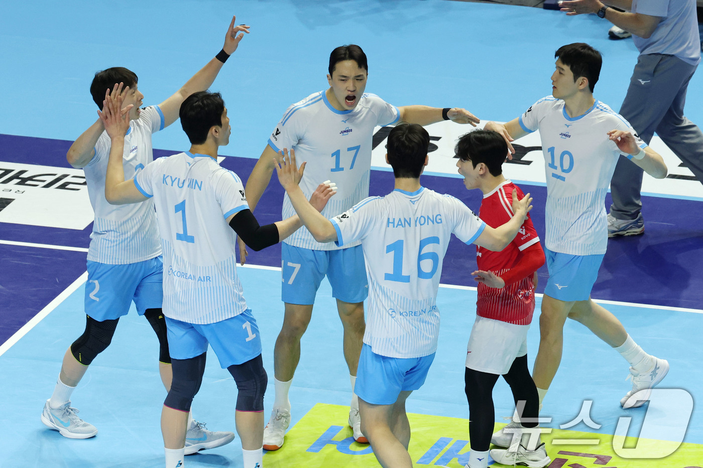 (인천=뉴스1) 이광호 기자 = 2일 오후 인천 계양체육관에서 열린 프로배구 2025-2026 V리그 남자부 챔피언 결정전 1차전 대한항공과 현대캐피탈의 경기, 대한항공 선수들이 …