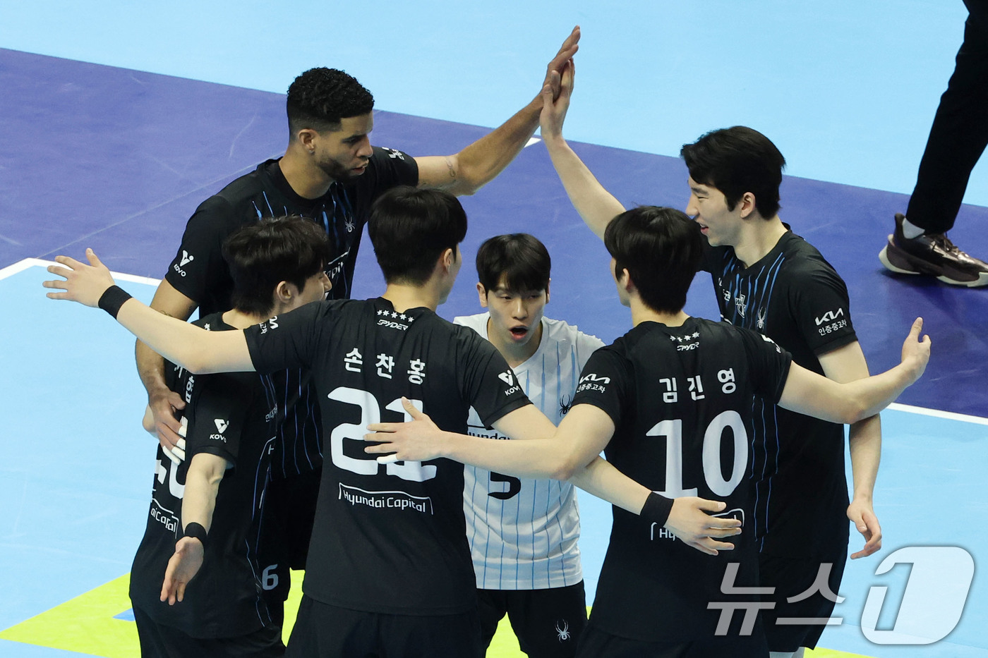 (인천=뉴스1) 이광호 기자 = 2일 오후 인천 계양체육관에서 열린 프로배구 2025-2026 V리그 남자부 챔피언 결정전 1차전 대한항공과 현대캐피탈의 경기, 현대캐피탈 선수들이 …