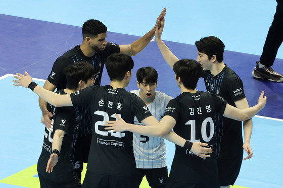 환호하는 현대캐피탈 선수들