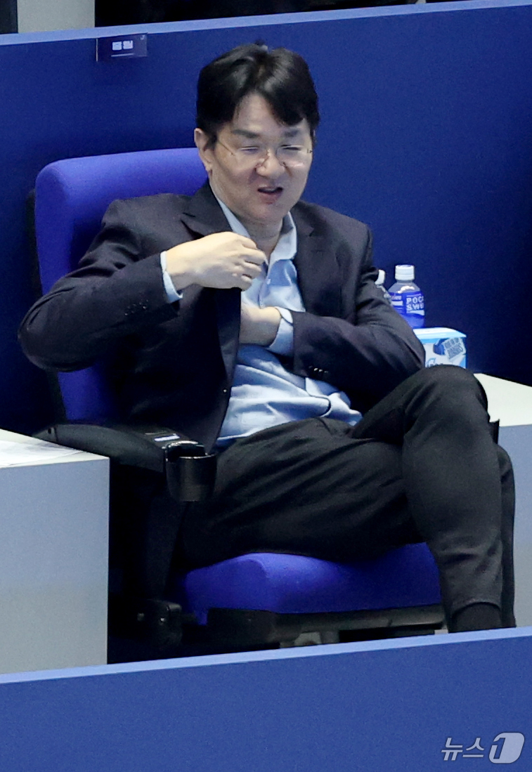 (인천=뉴스1) 이광호 기자 = 조원태 한국배구연맹 총재가 2일 오후 인천 계양체육관에서 열린 프로배구 2025-2026 V리그 남자부 챔피언 결정전 1차전 대한항공과 현대캐피탈의 …