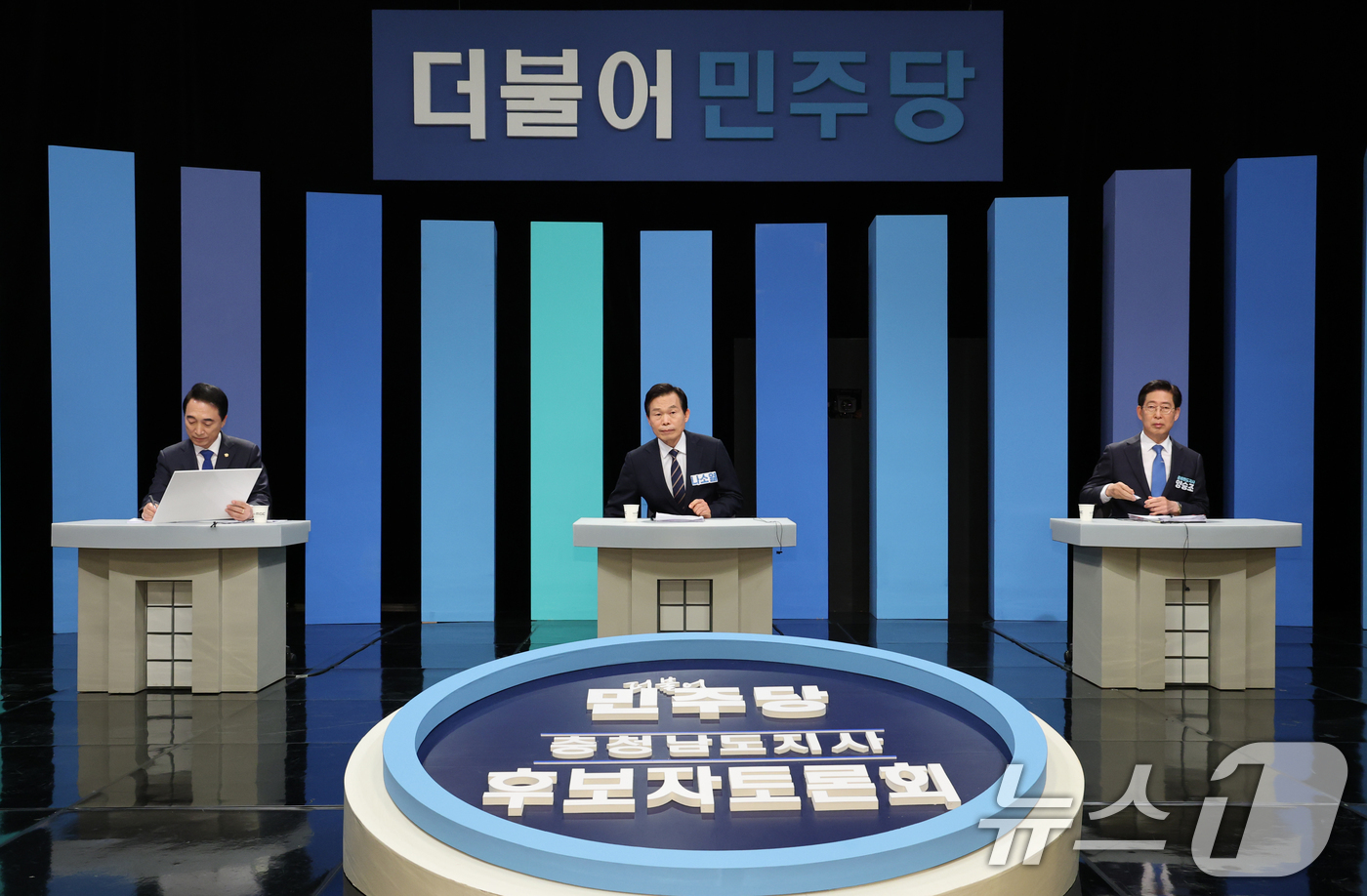 (대전=뉴스1) 김기태 기자 = 2일 대전 유성구 대전MBC에서 진행된 더불어민주당 충남도지사 본경선 후보자 토론회에서 박수현(왼쪽부터), 나소열, 양승조 후보가 토론 준비를 하고 …