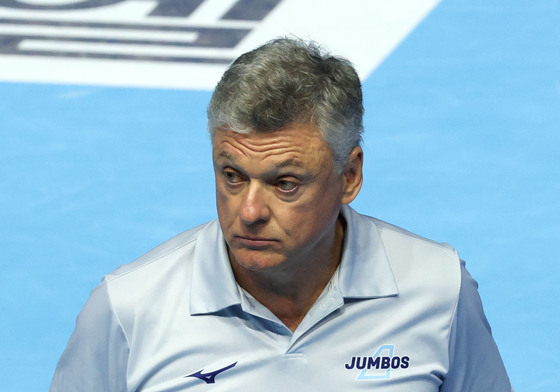 경기 지켜보는 헤난 감독