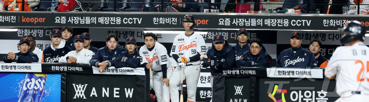 (대전=뉴스1) 김기남 기자 = 2일 대전 한화생명볼파크에서 열린 2026 신한 SOL KBO리그 KT 위즈와 한화 이글스의 경기에서 한화 주전 선수들이 7회말 13대2로 패색이 …