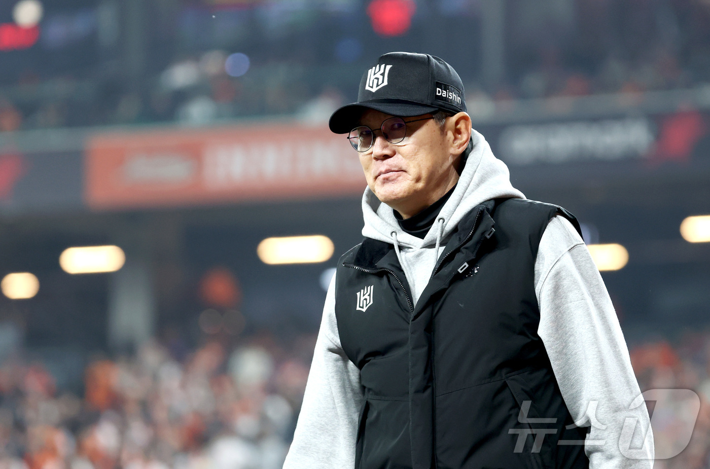 (대전=뉴스1) 김기남 기자 = 2일 대전 한화생명볼파크에서 열린 2026 신한 SOL KBO리그 KT 위즈와 한화 이글스의 경기에서 KT 이강철 감독이 시즌 개막 5연승을 앞두고 …