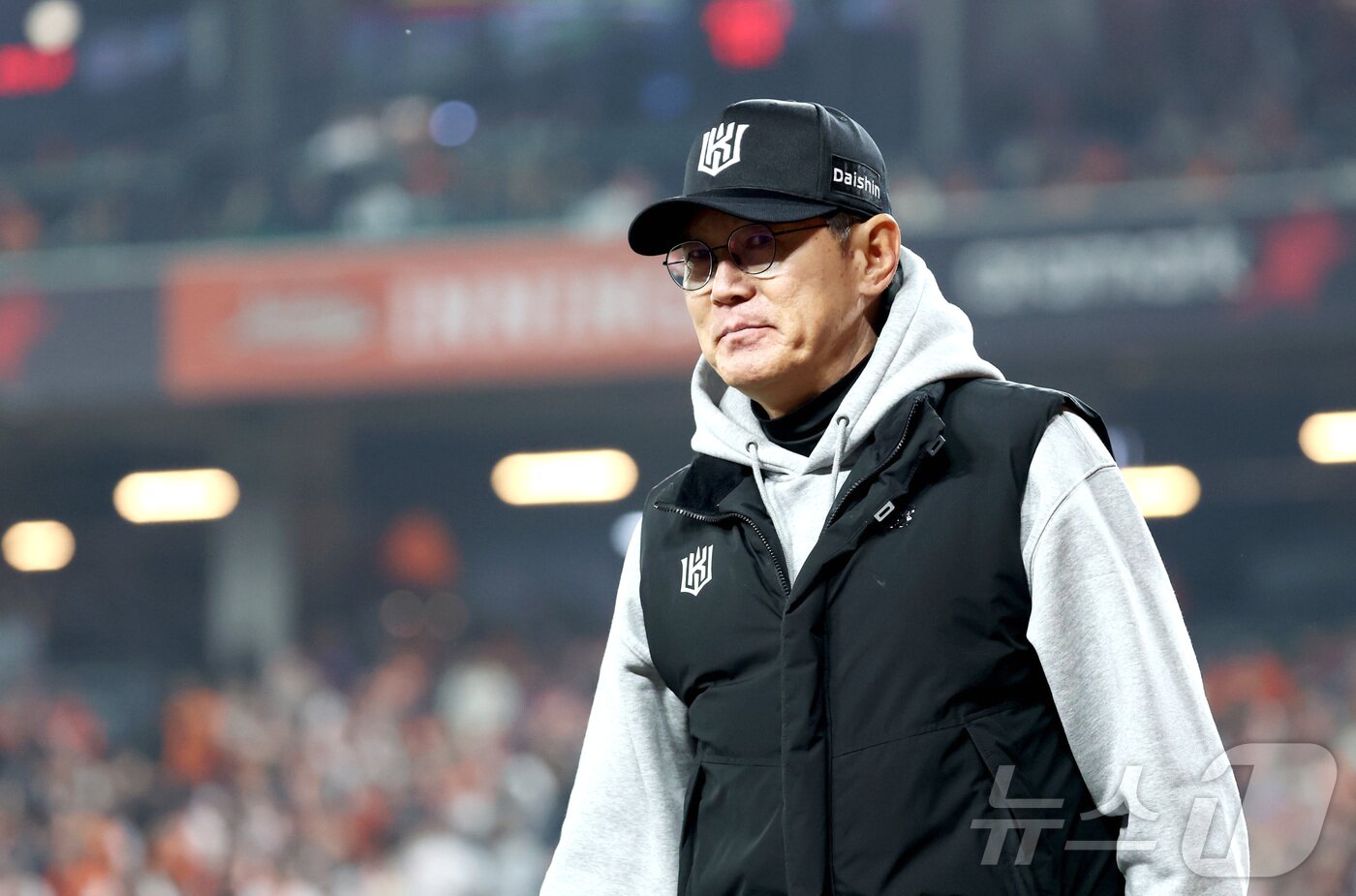 본문 이미지 - 2일 대전 한화생명볼파크에서 열린 2026 신한 SOL KBO리그 KT 위즈와 한화 이글스의 경기에서 KT 이강철 감독이 시즌 개막 5연승을 앞두고 미소를 짓고 있다. 2026.4.2 ⓒ 뉴스1 김기남 기자