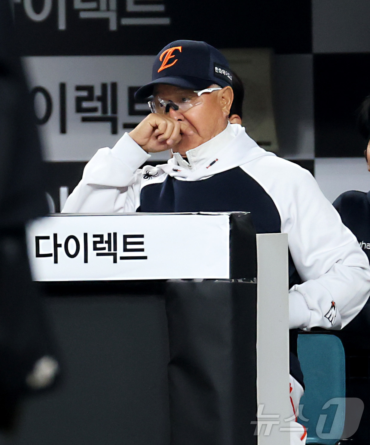 (대전=뉴스1) 김기남 기자 = 2일 대전 한화생명볼파크에서 열린 2026 신한 SOL KBO리그 KT 위즈와 한화 이글스의 경기에서 한화 김경문 감독이 7회말 13대2로 패색이 …