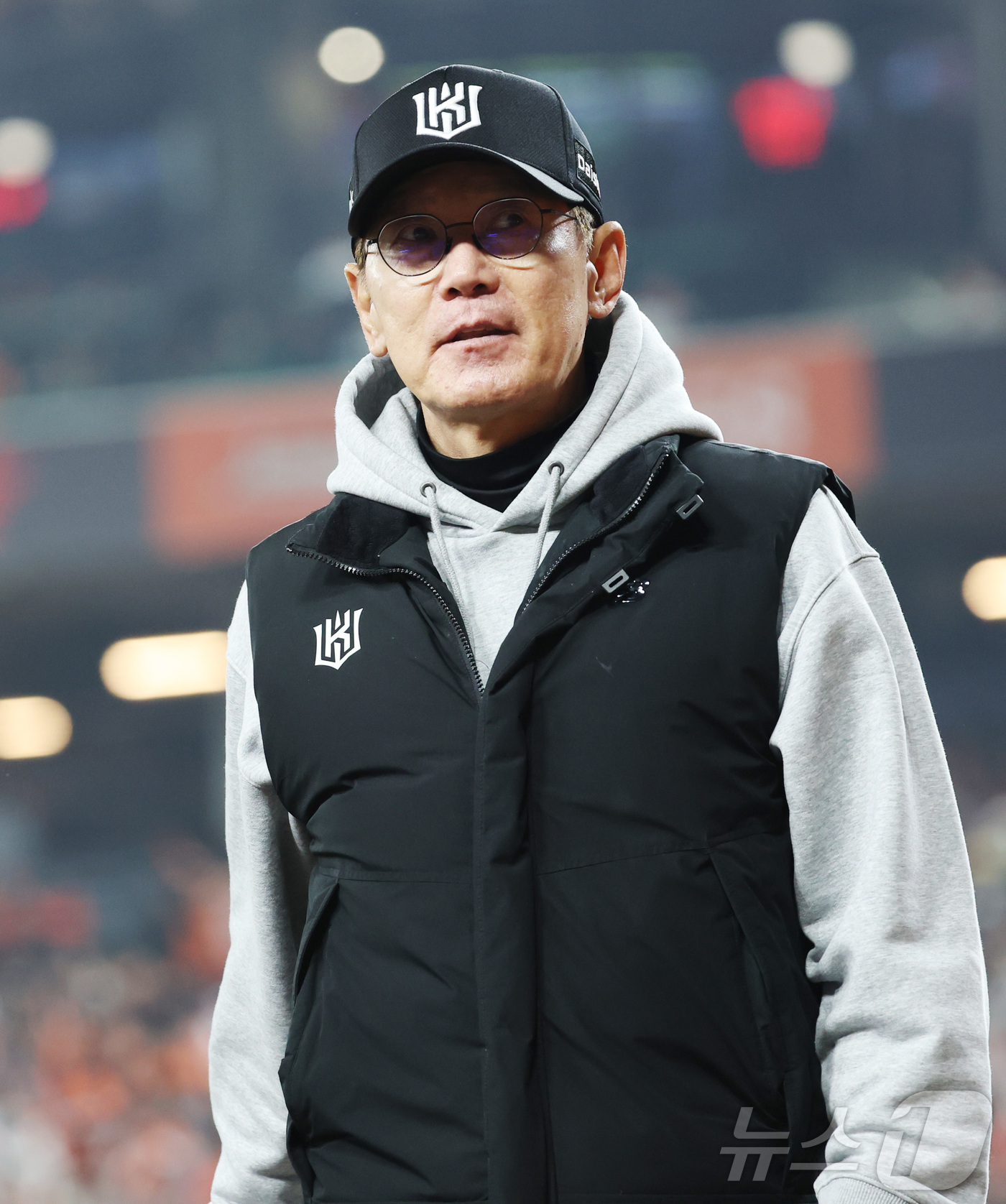 (대전=뉴스1) 김기남 기자 = 2일 대전 한화생명볼파크에서 열린 2026 신한 SOL KBO리그 KT 위즈와 한화 이글스의 경기에서 KT 이강철 감독이 시즌 개막 5연승을 앞두고 …