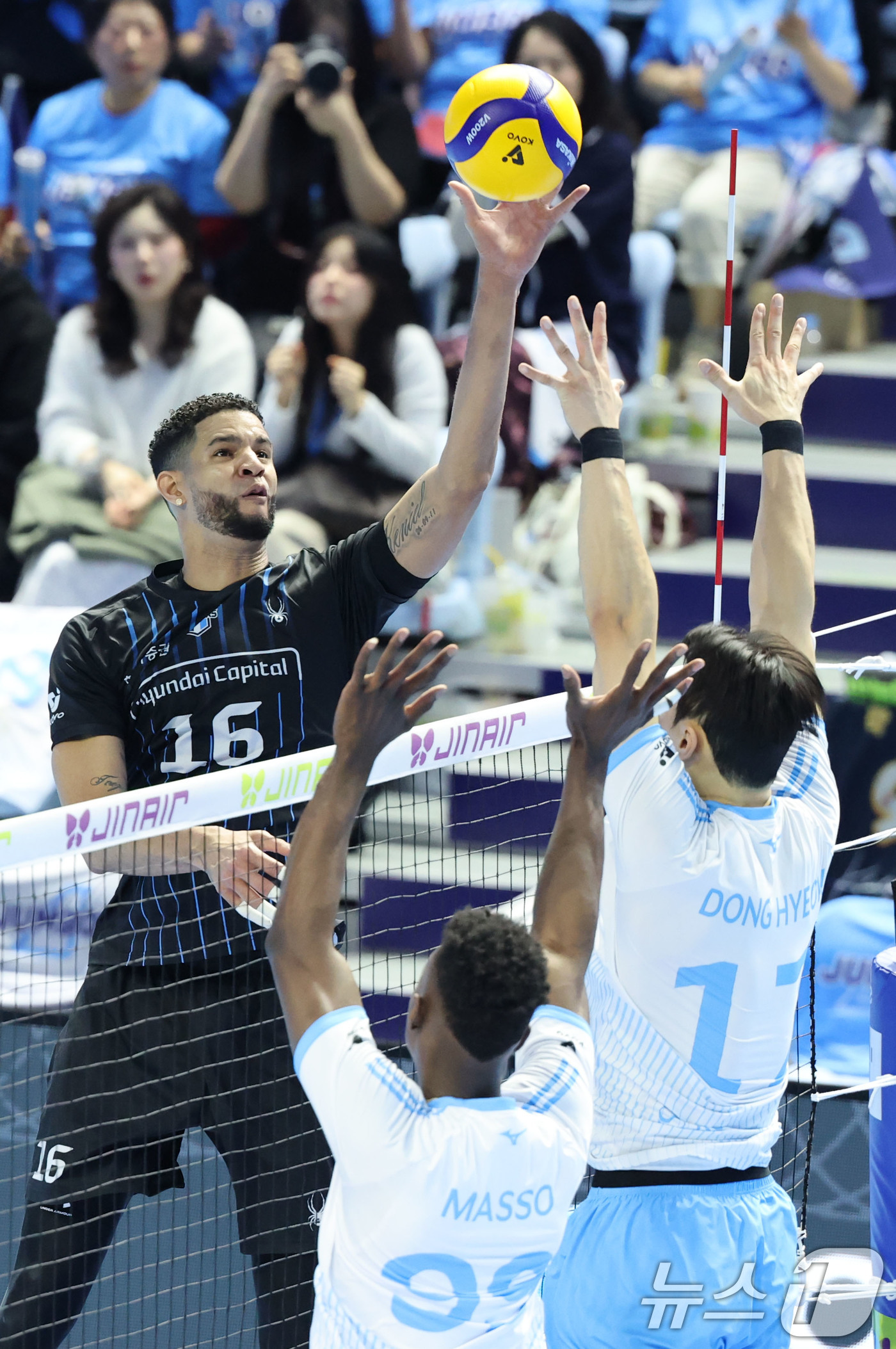 (인천=뉴스1) 이광호 기자 = 2일 오후 인천 계양체육관에서 열린 프로배구 2025-2026 V리그 남자부 챔피언 결정전 1차전 대한항공과 현대캐피탈의 경기, 현대캐피탈 레오가 …