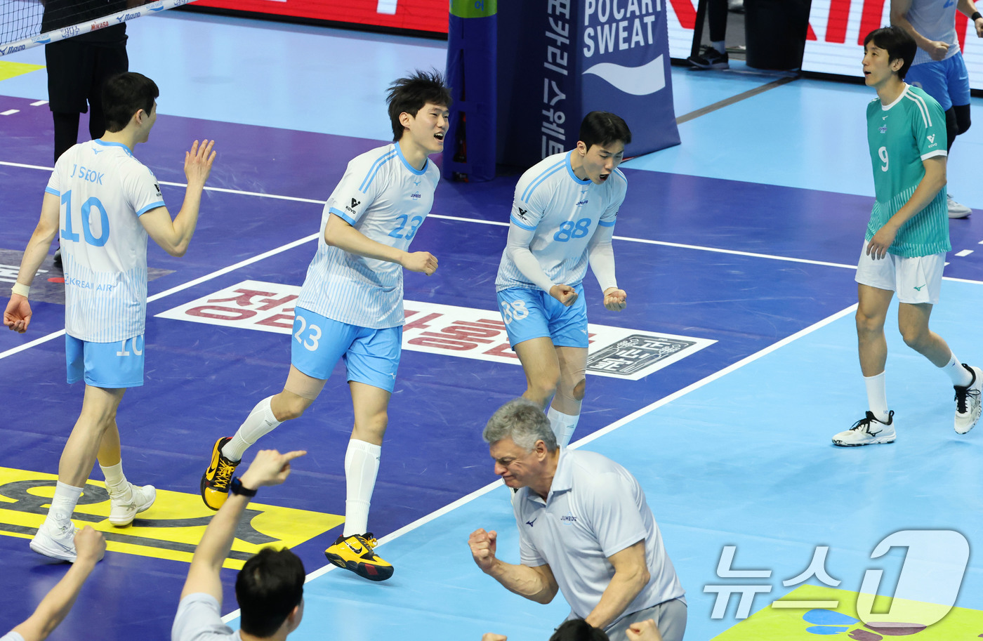 (인천=뉴스1) 이광호 기자 = 2일 오후 인천 계양체육관에서 열린 프로배구 2025-2026 V리그 남자부 챔피언 결정전 1차전 대한항공과 현대캐피탈의 경기, 대한항공 선수들이 …