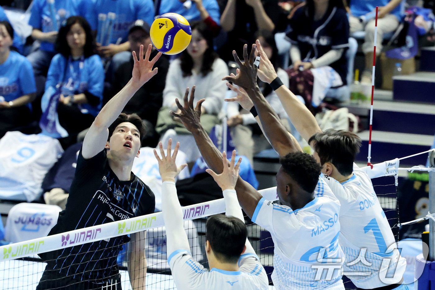 (인천=뉴스1) 이광호 기자 = 2일 오후 인천 계양체육관에서 열린 프로배구 2025-2026 V리그 남자부 챔피언 결정전 1차전 대한항공과 현대캐피탈의 경기, 현대캐피탈 허수봉이 …