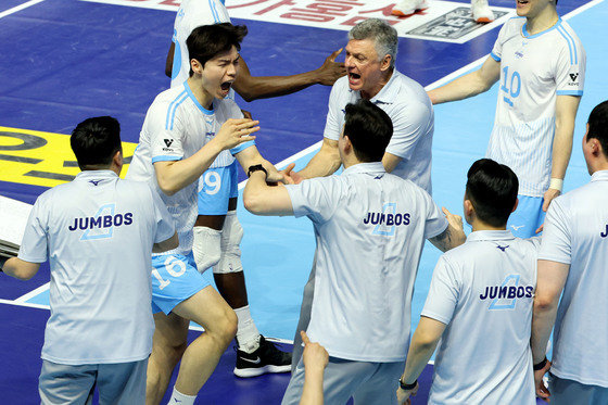 대한항공, 우승 확률 75% 잡았다…챔프 1차전 풀세트 끝 현캐 제압