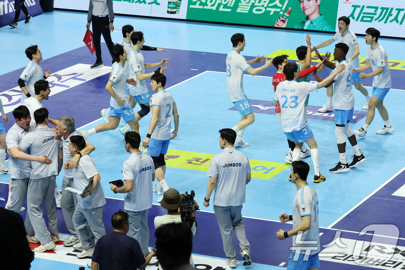 (인천=뉴스1) 이광호 기자 = 2일 오후 인천 계양체육관에서 열린 프로배구 2025-2026 V리그 남자부 챔피언 결정전 1차전 대한항공과 현대캐피탈의 경기, 세트스코어 3대 2 …