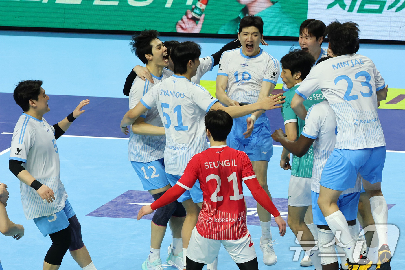 (인천=뉴스1) 이광호 기자 = 2일 오후 인천 계양체육관에서 열린 프로배구 2025-2026 V리그 남자부 챔피언 결정전 1차전 대한항공과 현대캐피탈의 경기, 세트스코어 3대 2 …