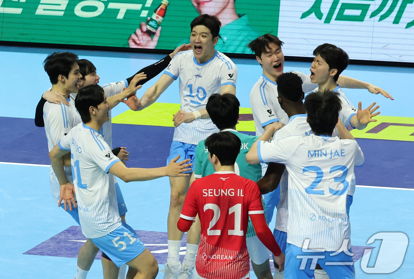 (인천=뉴스1) 이광호 기자 = 2일 오후 인천 계양체육관에서 열린 프로배구 2025-2026 V리그 남자부 챔피언 결정전 1차전 대한항공과 현대캐피탈의 경기, 세트스코어 3대 2 …