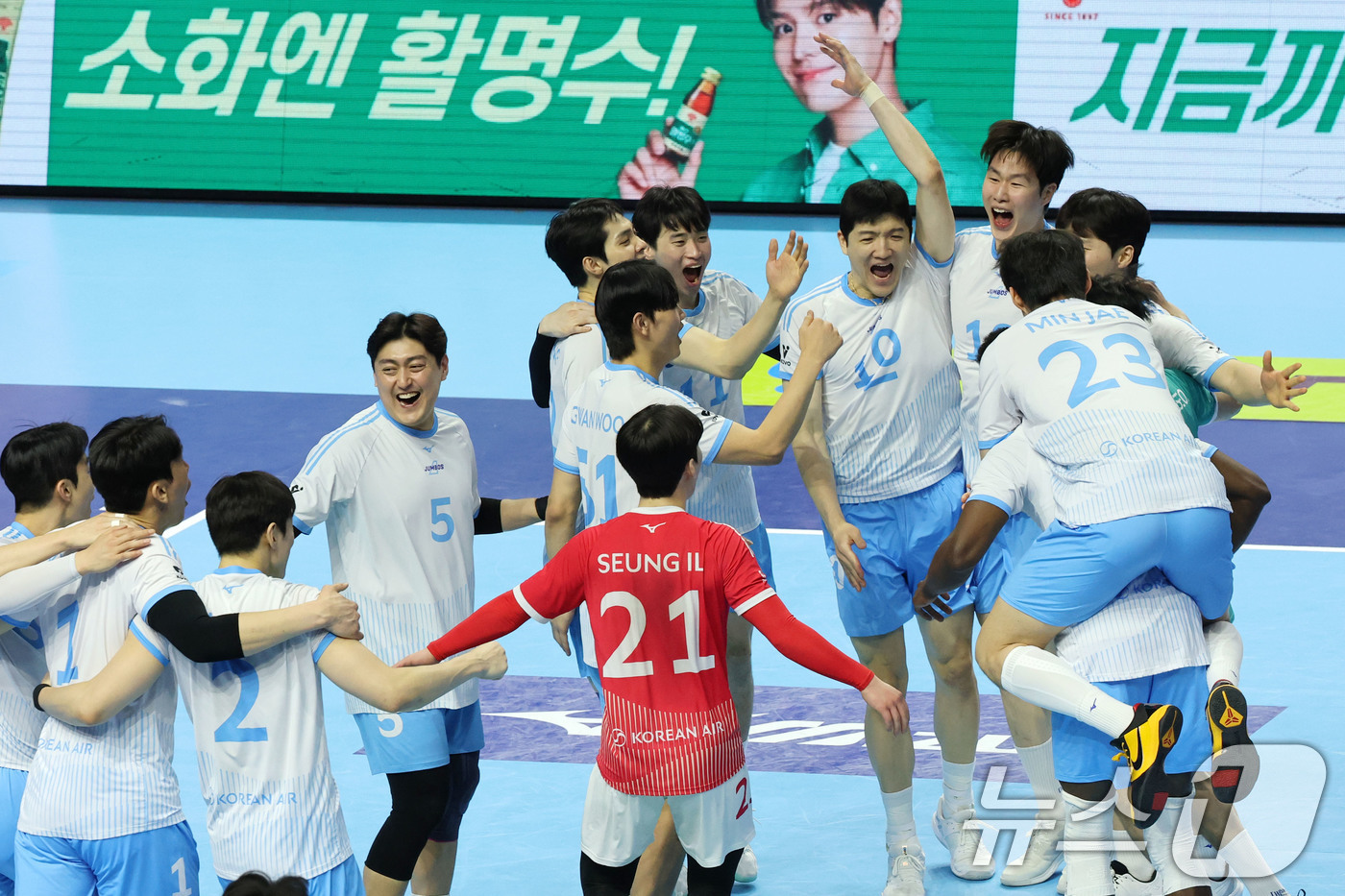 (인천=뉴스1) 이광호 기자 = 2일 오후 인천 계양체육관에서 열린 프로배구 2025-2026 V리그 남자부 챔피언 결정전 1차전 대한항공과 현대캐피탈의 경기, 세트스코어 3대 2 …