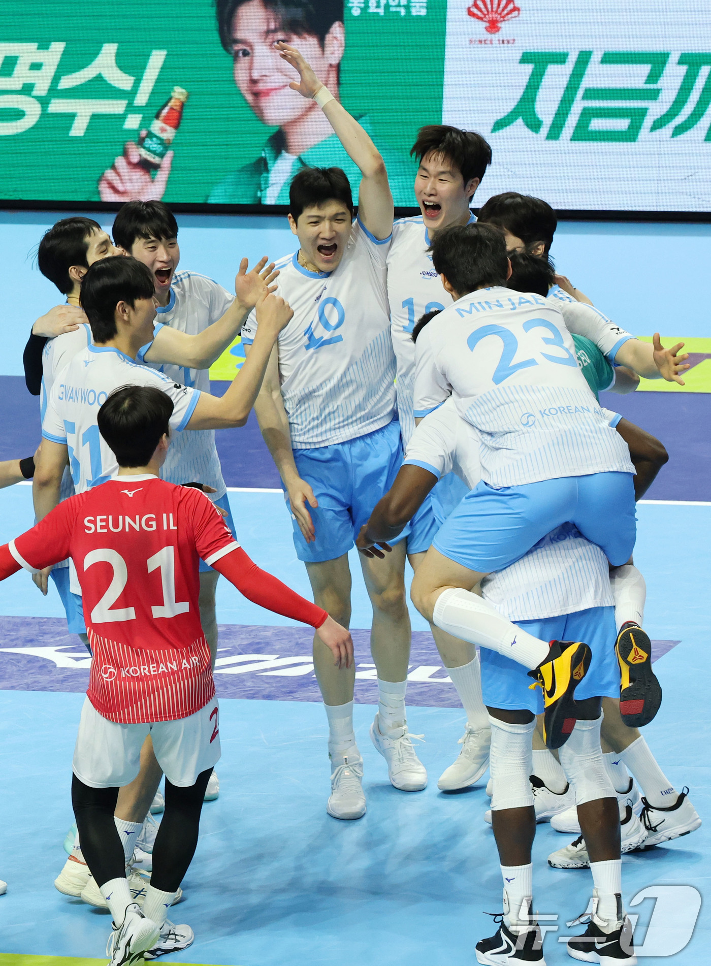 (인천=뉴스1) 이광호 기자 = 2일 오후 인천 계양체육관에서 열린 프로배구 2025-2026 V리그 남자부 챔피언 결정전 1차전 대한항공과 현대캐피탈의 경기, 세트스코어 3대 2 …