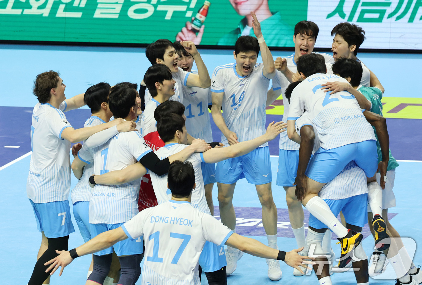 (인천=뉴스1) 이광호 기자 = 2일 오후 인천 계양체육관에서 열린 프로배구 2025-2026 V리그 남자부 챔피언 결정전 1차전 대한항공과 현대캐피탈의 경기, 세트스코어 3대 2 …