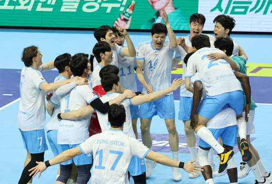 승리의 기쁨 나누는 대한항공