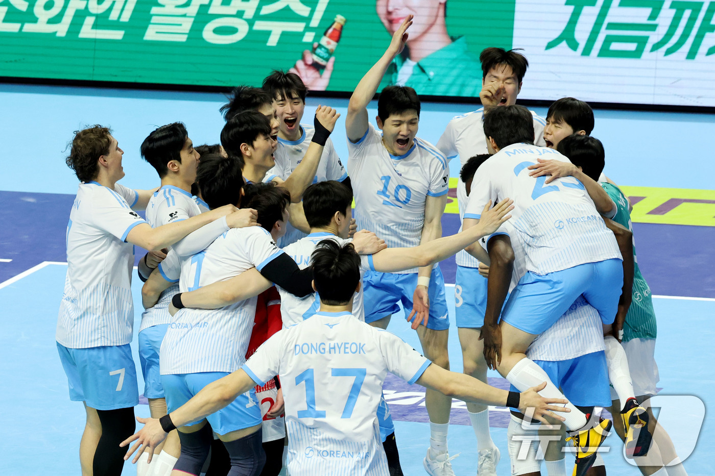 (인천=뉴스1) 이광호 기자 = 2일 오후 인천 계양체육관에서 열린 프로배구 2025-2026 V리그 남자부 챔피언 결정전 1차전 대한항공과 현대캐피탈의 경기, 세트스코어 3대 2 …