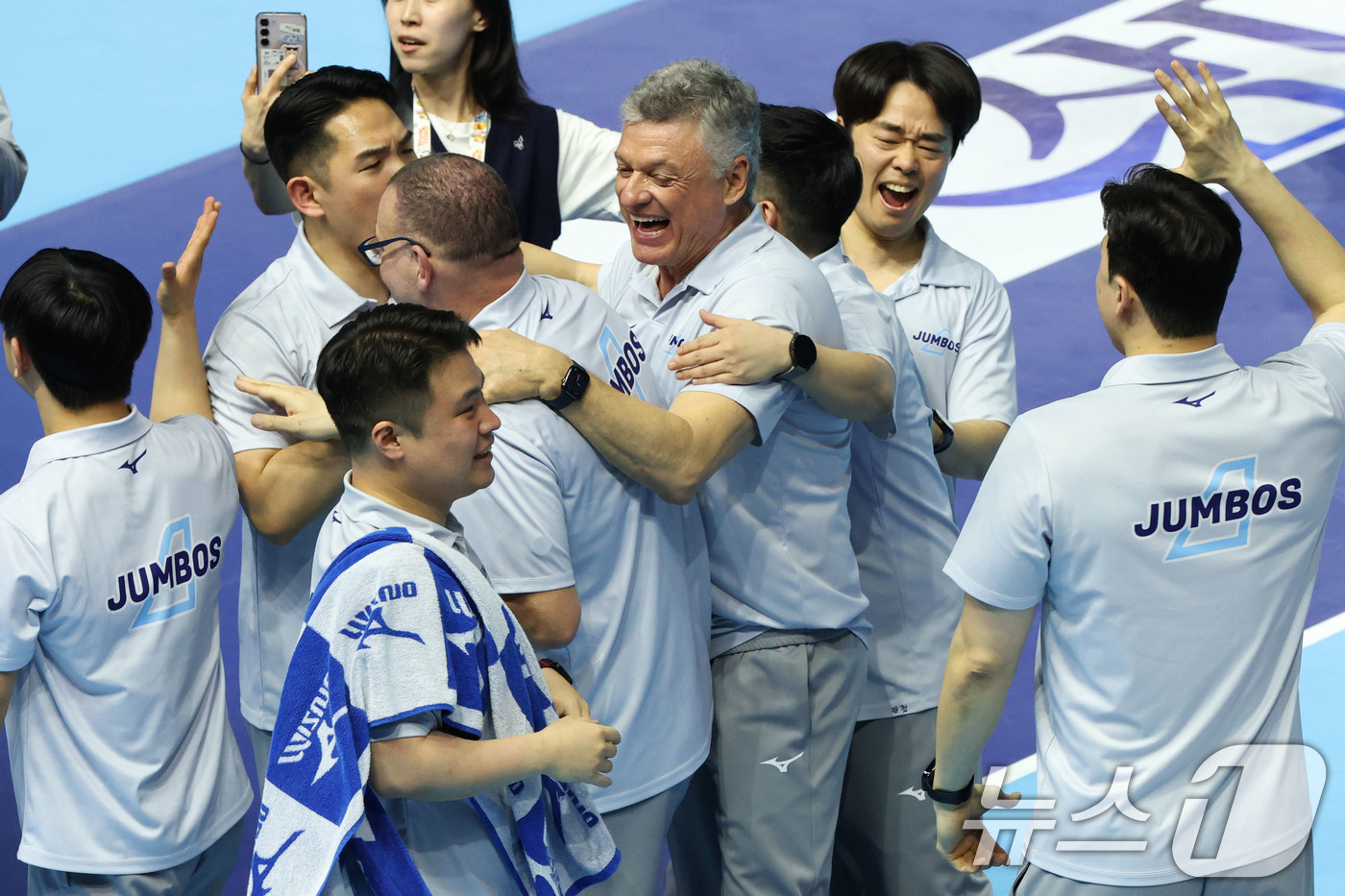 (인천=뉴스1) 이광호 기자 = 헤난 달 조토 대한항공 감독이 2일 오후 인천 계양체육관에서 열린 프로배구 2025-2026 V리그 남자부 챔피언 결정전 1차전 현대캐피탈과의 경기 …