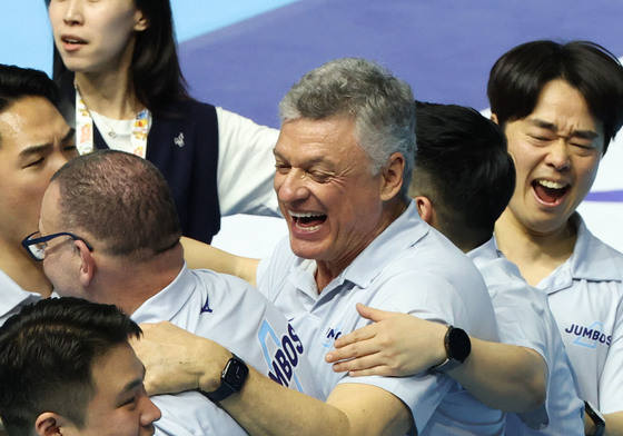 승리의 기쁨 나누는 헤난 감독