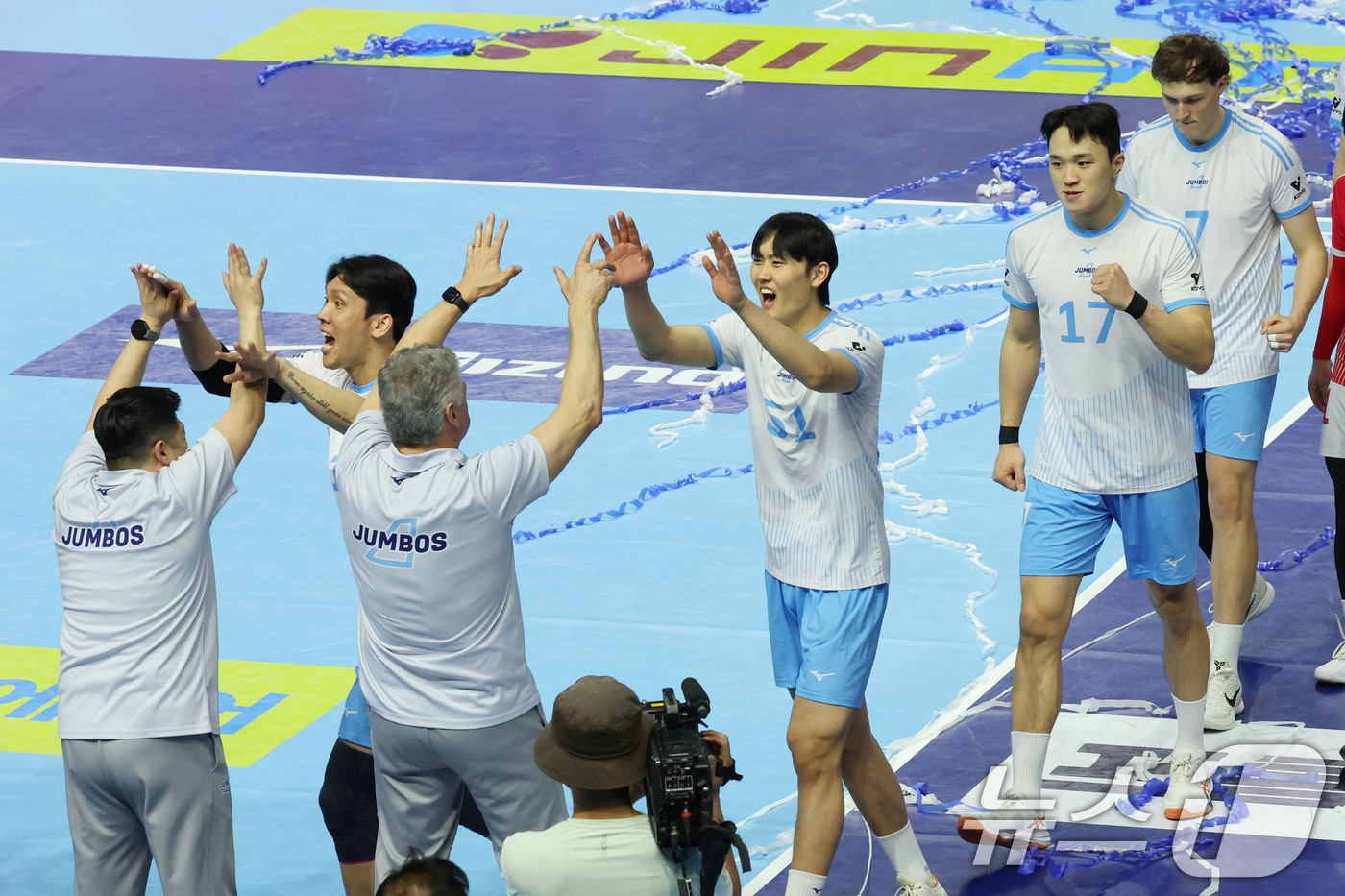 (인천=뉴스1) 이광호 기자 = 2일 오후 인천 계양체육관에서 열린 프로배구 2025-2026 V리그 남자부 챔피언 결정전 1차전 대한항공과 현대캐피탈의 경기, 세트스코어 3대 2 …